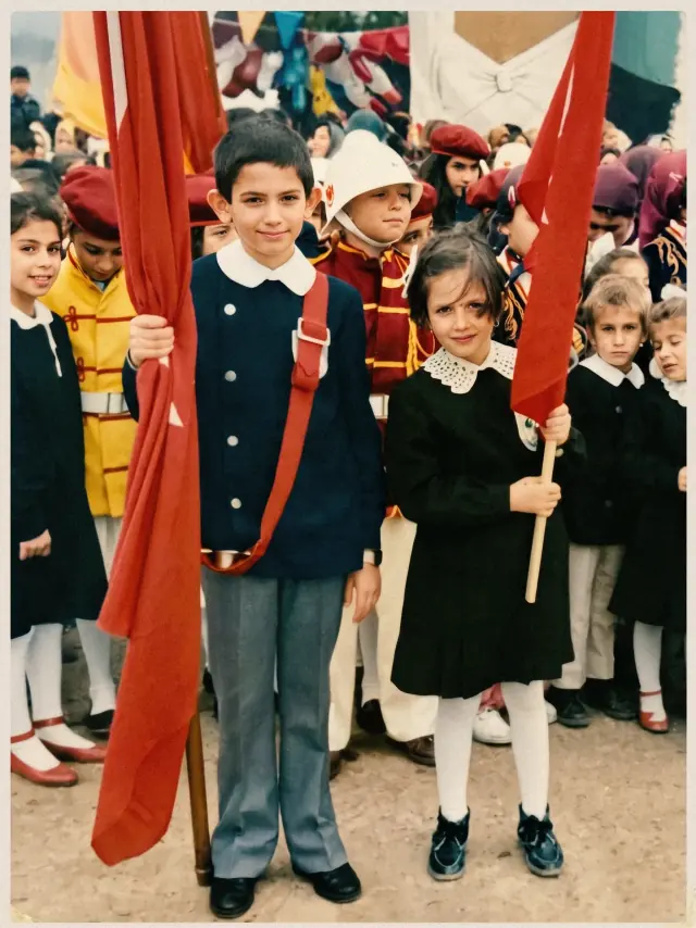 Bayram töreninde, ellerinde Türk bayrağı tutan iki ilkokul öğrencisi