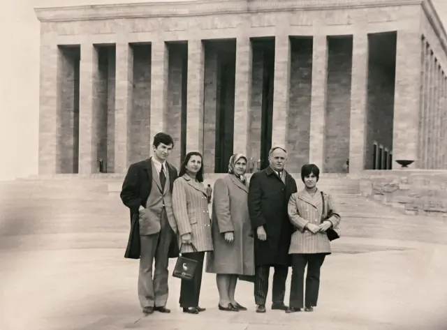 Anıtkabir’in önünde yan yana durmuş beş kişilik bir aile, siyah beyaz